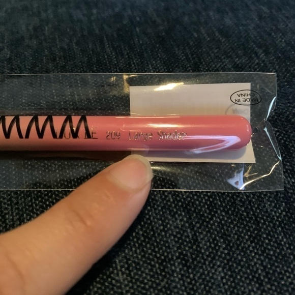 New in package Luxie beauty large shader eye brush - Picture 3 of 4